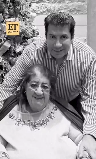 الفنان هاني رمزي ووالدته الراحلة