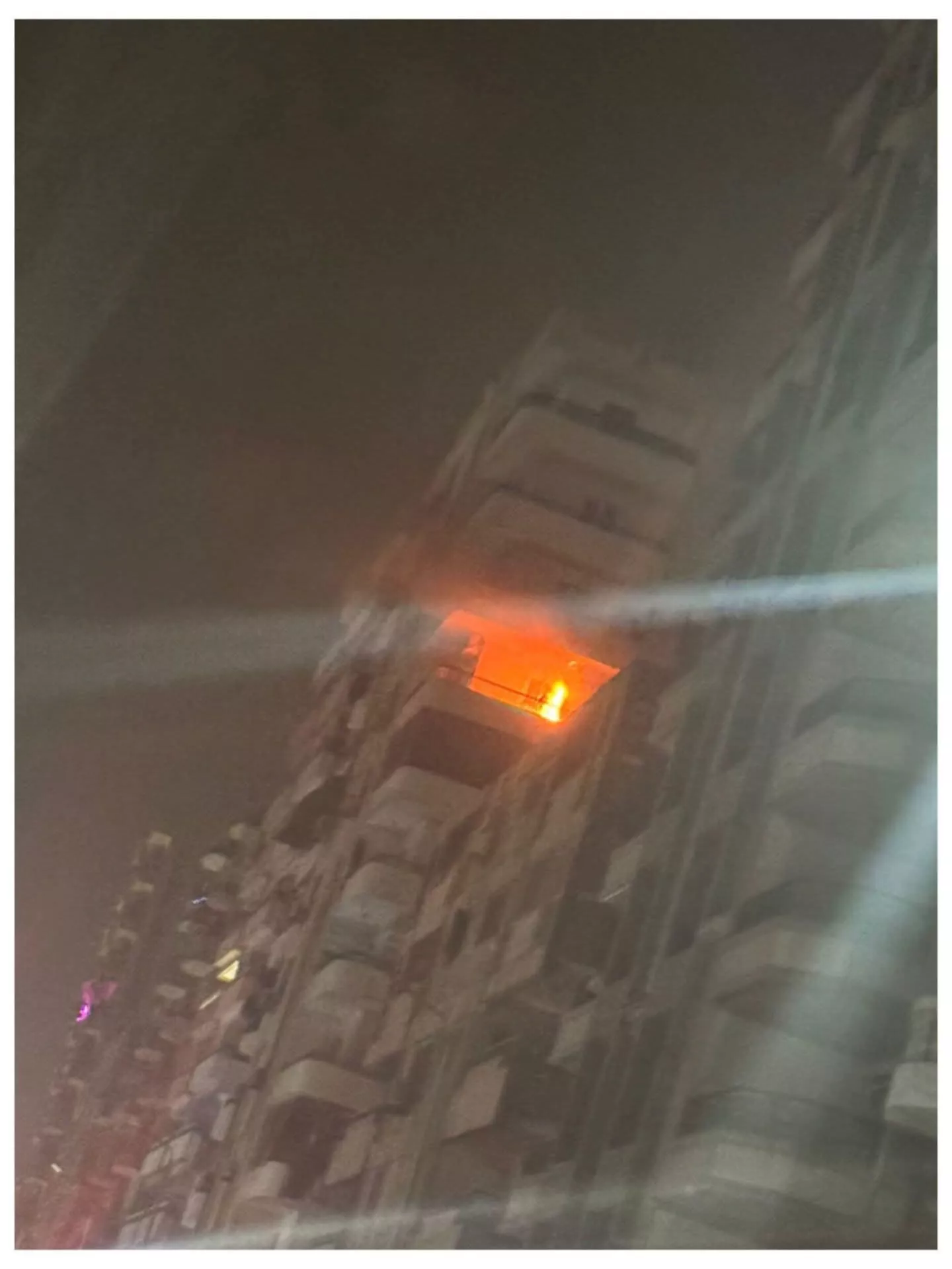 اشتعال النيران في شرفة الشقة