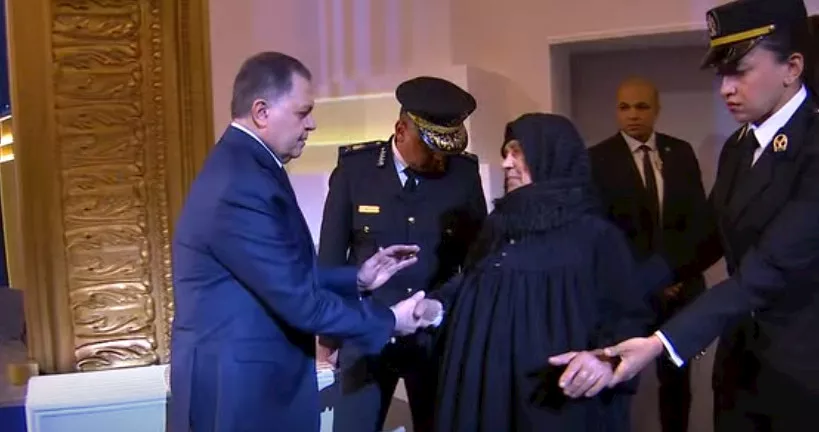 وزير الداخلية يكرم عدد من شهداء ومصابي الشرطة والمتميزين
