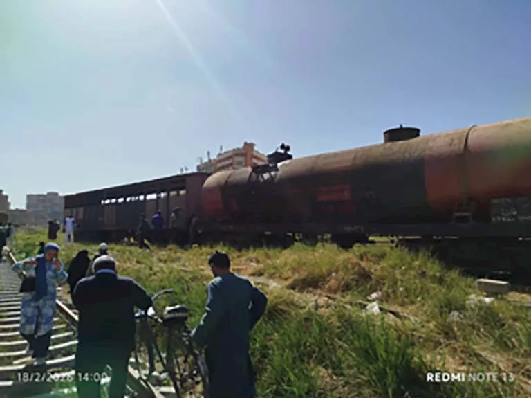 خروج عربة من قطار بضائع عن القضبان