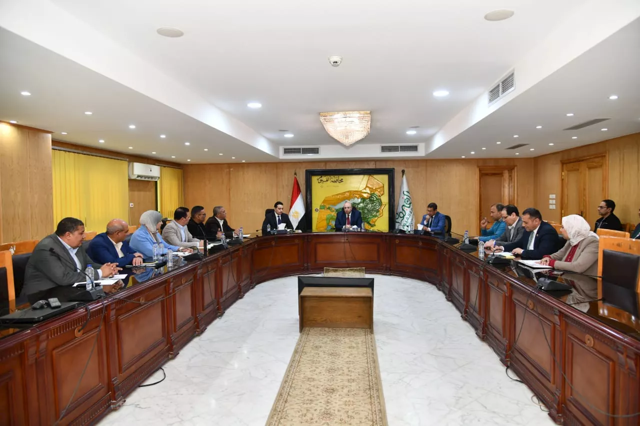 محافظ الفيوم يبدأ أول يوم عمل بشكل رسمى