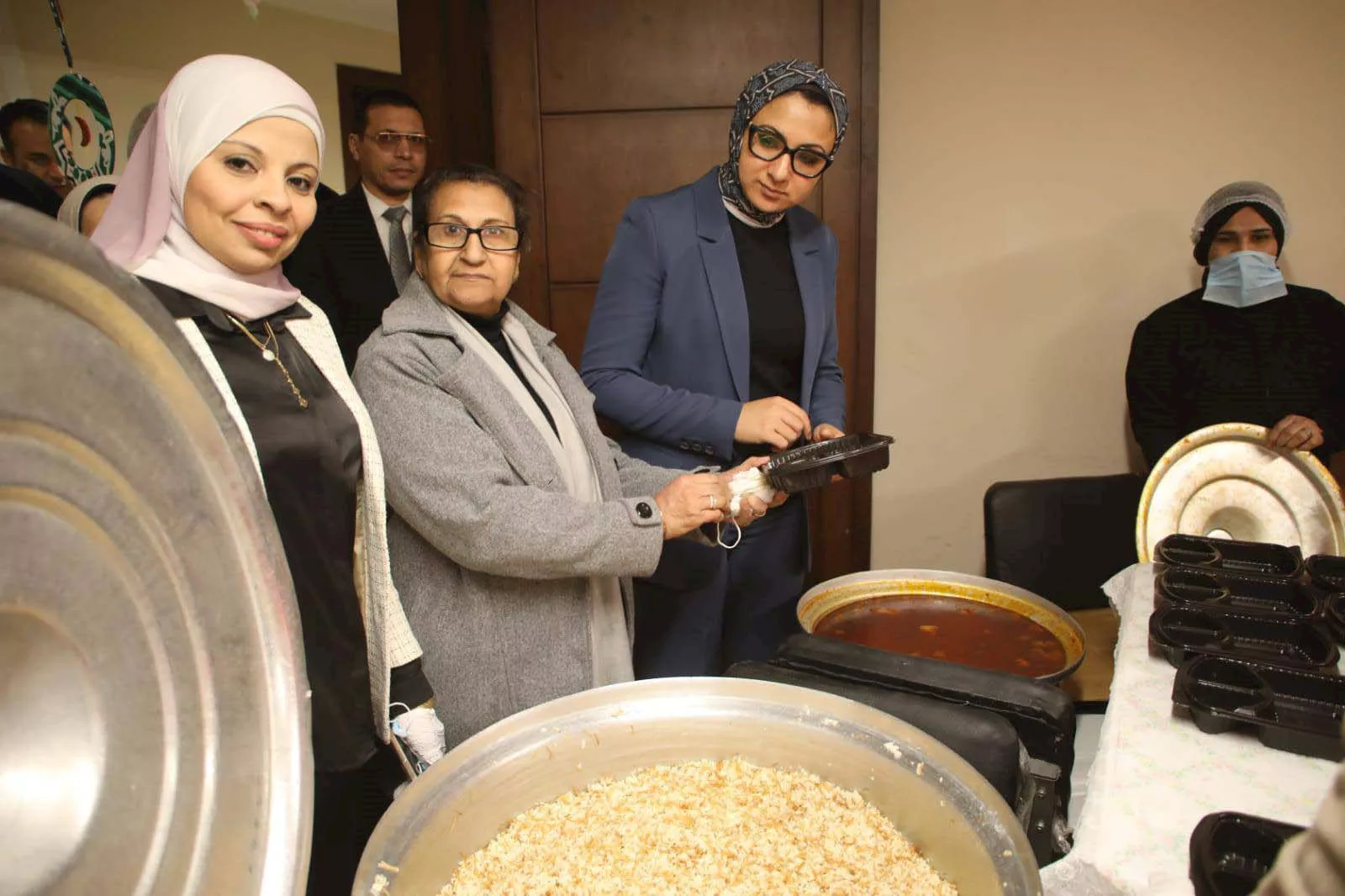 إعداد وجبات إفطار ساخنة 500 وجبة بمبادرة مطبخ المصرية بالوادي الجديد