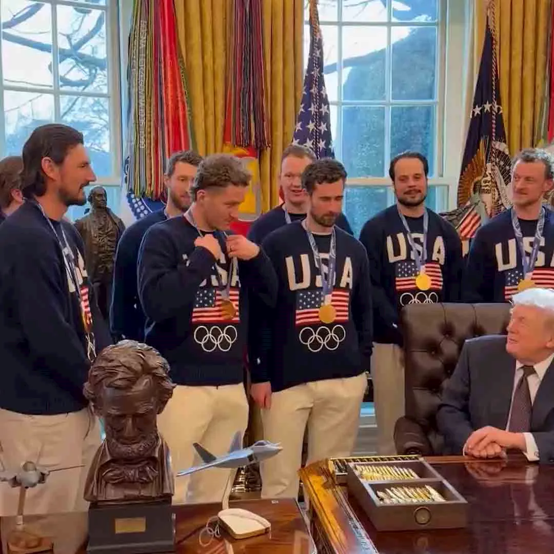 ترامب مع لاعبي المنتخب الأمريكي للهوكي