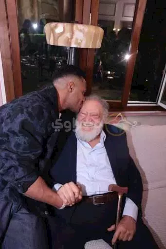 رمضان يقبل رأس الفخراني_4