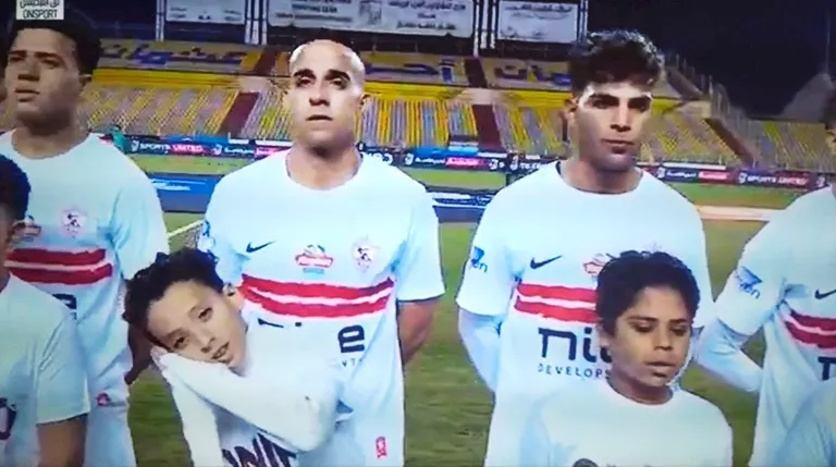 لقطة طريفة من طفل خلال السلام الوطني لمباراة نادي الزمالك ضد نادي إنبي بالدوري المصري