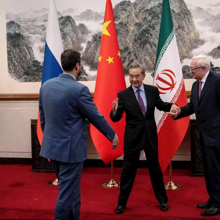 بعد تصريح عراقجي.. كيف تدير الصين وروسيا "حرب الإحداثيات" لإنقاذ إيران؟ 2 ChinaRussiaIranNuclearSummitBeijingFlagsRC2VCDAMVJ0W