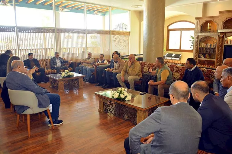 وزير السياحة يبحث تطوير نشاط الغوص مع أعضاء الأنشطة البحرية بشرم الشيخ (1)