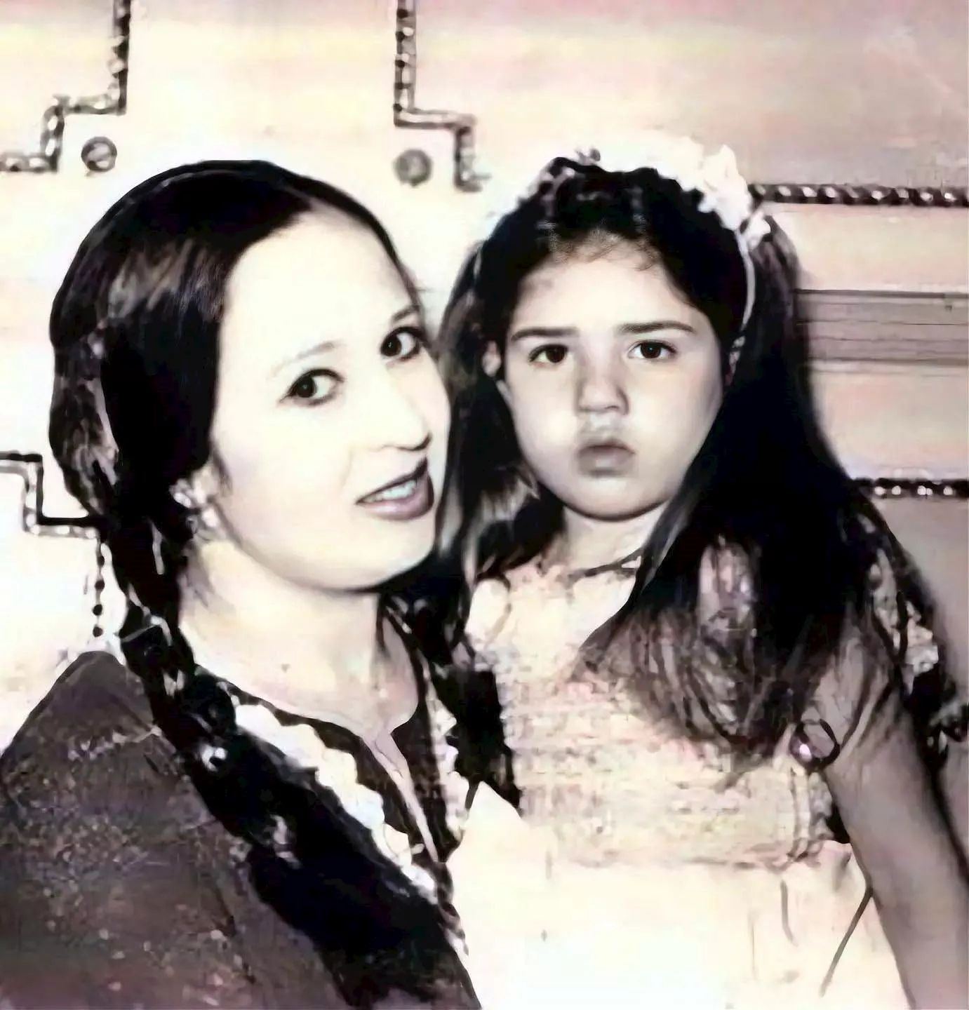 رانيا فريد شوقي في طفولتها مع والدتها