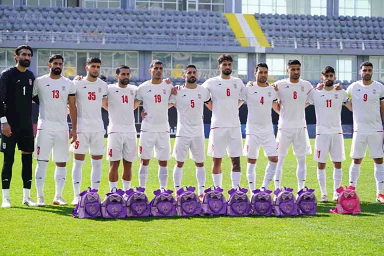 لاعبو إيران يخلدون ذكرى ضحايا مدرسة ميناب (1)