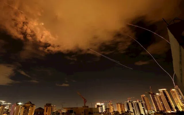 آثار الصواريخ في سماء مدينة نتانيا الساحلية الإسرائيلية