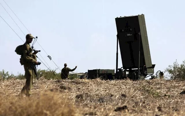 جنود إسرائيليون يتجمعون بجوار رادارات مضادة للصواريخ متمركزة في شمال إسرائيل، ._5