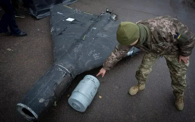 ضابط أوكراني يعرض شحنة حرارية ضغطية لطائرة مسيرة من طراز شاهد أسقطتها روسيا في مختبر أبحاث في موقع غير معلن في أوكرانيا،_7