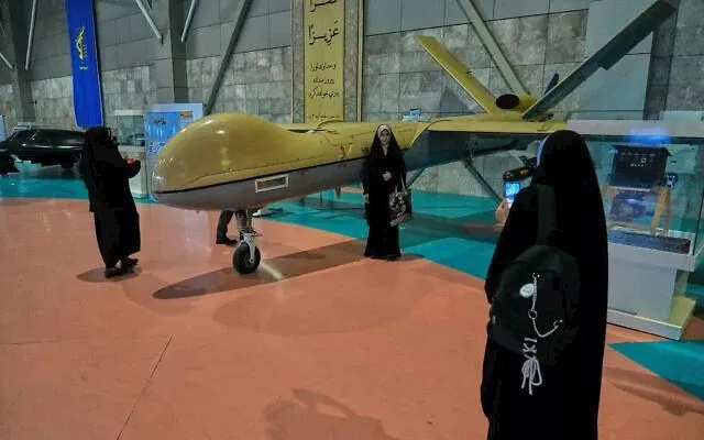 يلتقط الناس صوراً مع طائرة شاهد-129 الإيرانية الصنع بدون طيار أثناء زيارتهم للمنتزه الوطني للفضاء التابع للحرس الثوري الإيراني_11