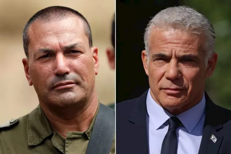 زعيم المعارضة الإسرائيلية يائير لبيد (يمين) ورئيس الأركان إيال زامير (جيتي)