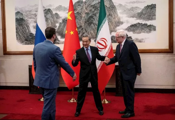 بينما تنفيان تؤكد المؤشرات والتصريحات الإيرانية الدعم الروسي الصيني لطهران في الحرب