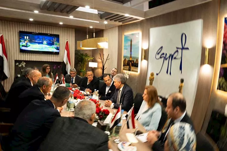 جانب من اجتماع وزير السياحة مع قيادات القطاع الفندقي والسياحي في برلين (1)