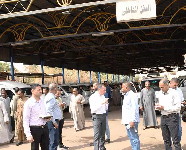 محافظ أسوان فى جولة على موقف الأقاليم