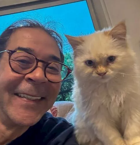 مدحت صالح مع قطته