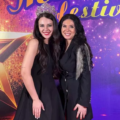 دينا تتألق برفقة فائزة مهرجان الرقص الشرقي بلمسات جريئة