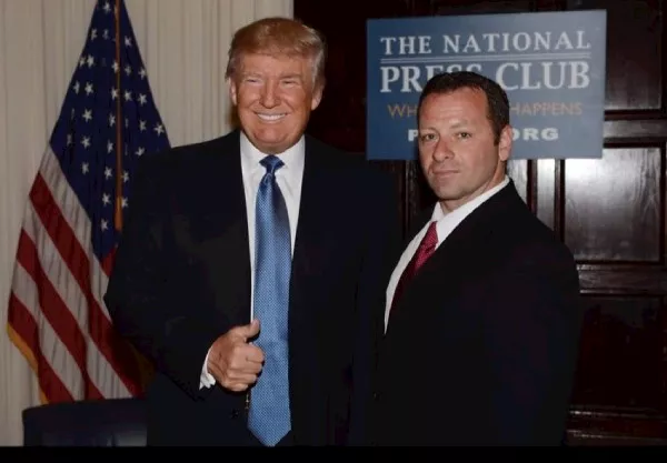 باري دوناديو الضابط السابق بجهاز الخدمة السرية مع الرئيس دونالد ترامب