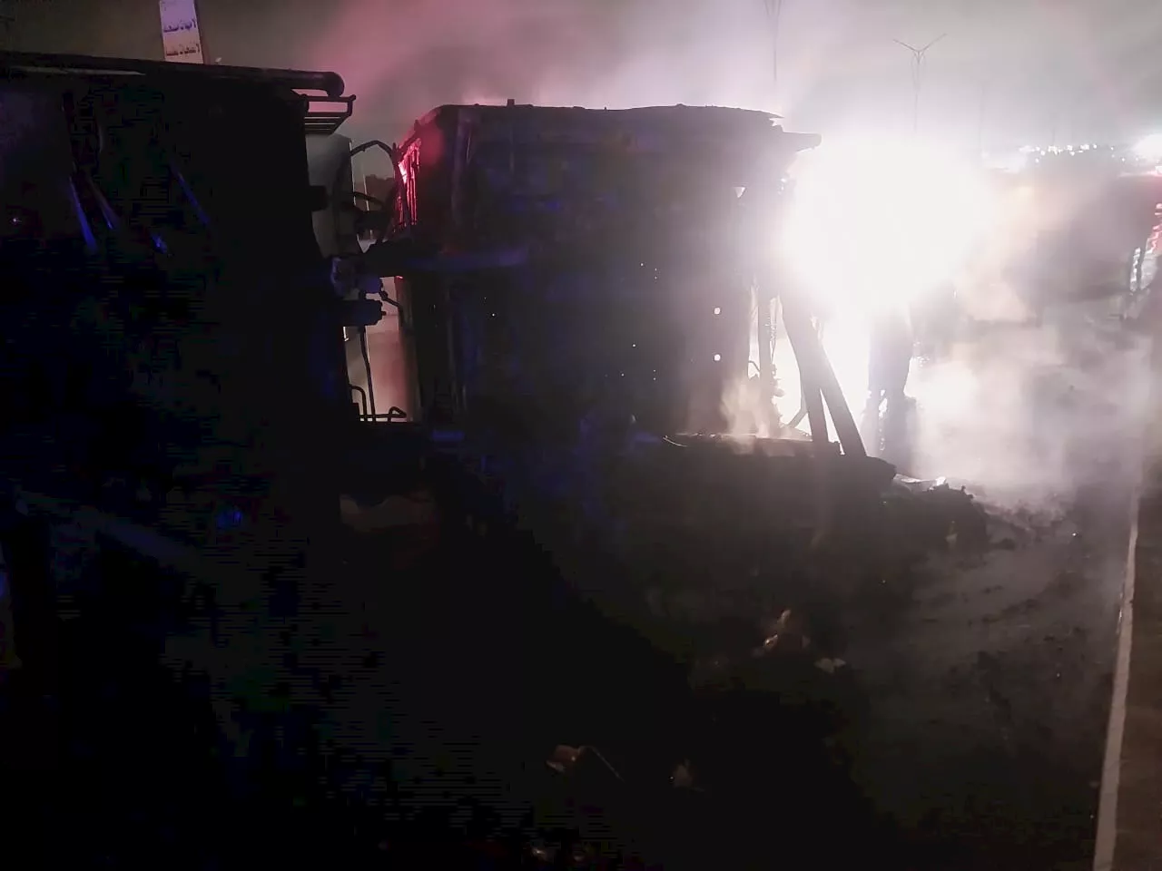 تفحم سيارة نقل ثقيل إثر انقلابها واصطدامها بجانب الطريق ببرج العرب غرب الإسكندرية