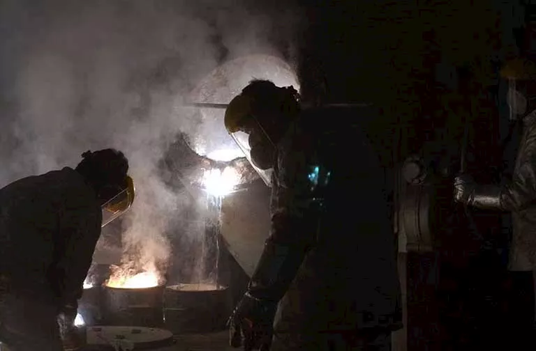 عمال إيرانيون يعملون في مصنع إنتاج الركونيوم في منشأة تحويل اليورانيوم الواقعة خارج مدينة أصفهان مباشرة