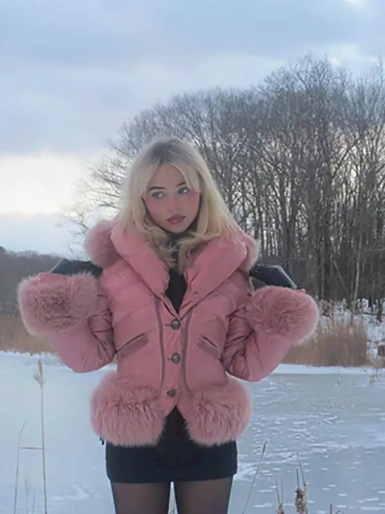 سابرينا كاربنتر في إحدى جلسات التصوير (1)