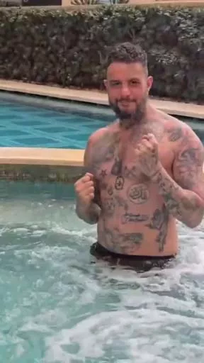 أحمد الفيشاوي يستعرض عضلاته وجسده المليء بـالوشوم في حمام السباحة