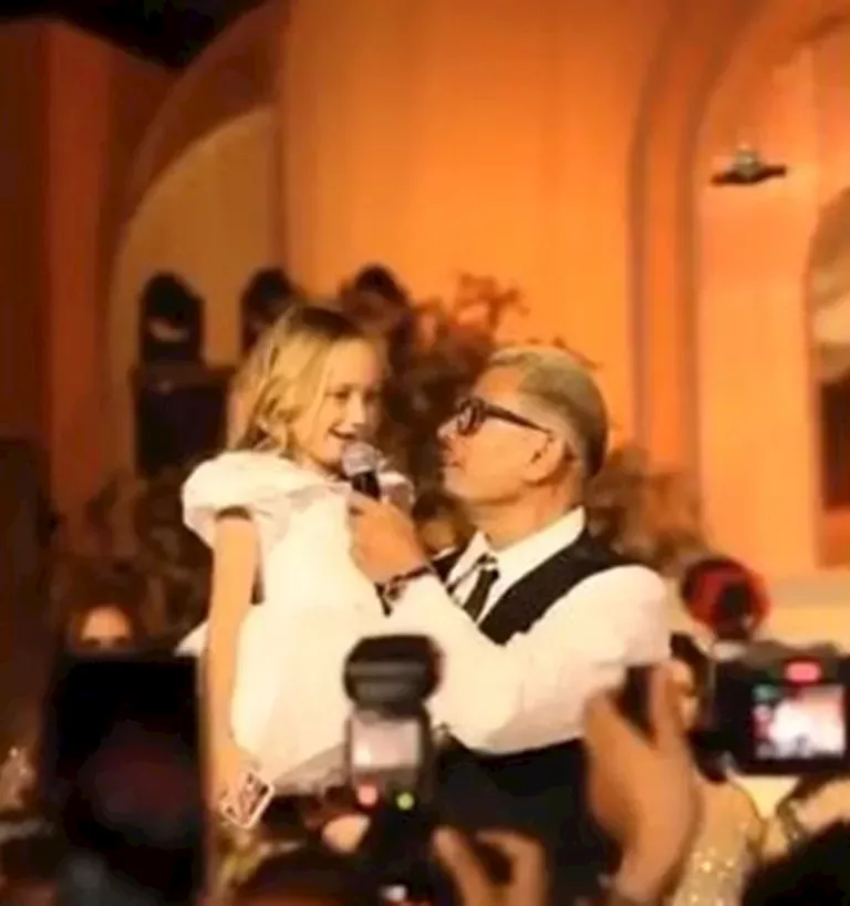 عمرو دياب وتووليت يغنيان بحفل زفاف ابنة المنتج محمد السعدي_3