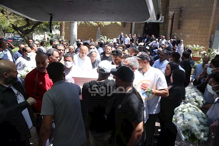 نعش والد الفنانة منة شلبي (6)