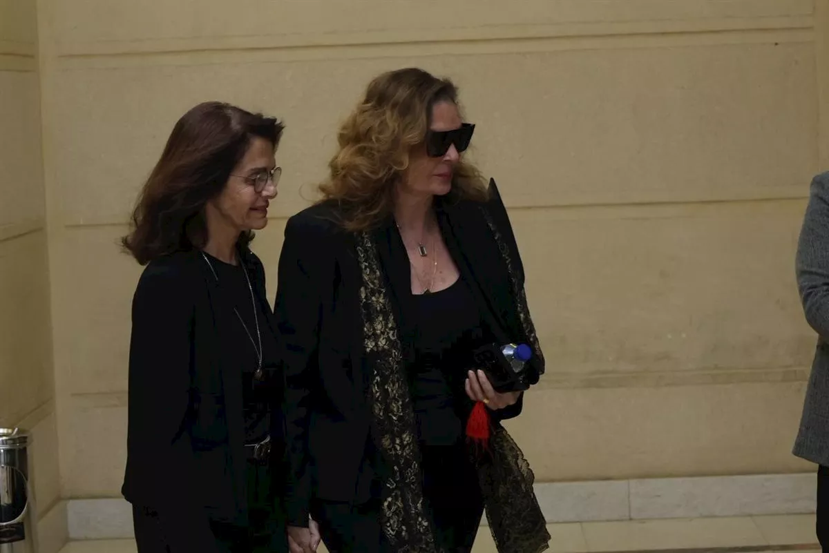 بينهم يسرا وكريم عبدالعزيز.. نجوم الفن في عزاء والد منة شلبي