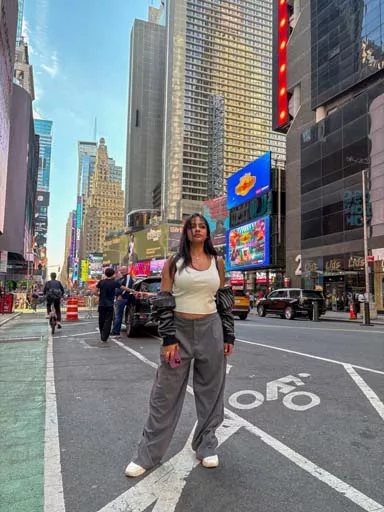 أسماء أبو اليزيد تظهر مع زوجها في نيويورك.. والجمهورحامل في الشهر الكام