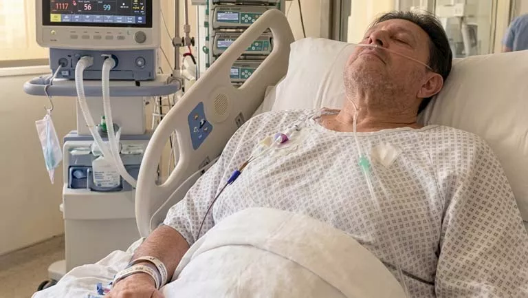 طارق الشناوي يكشف حقيقة صورة هاني شاكر داخل العناية المركزة