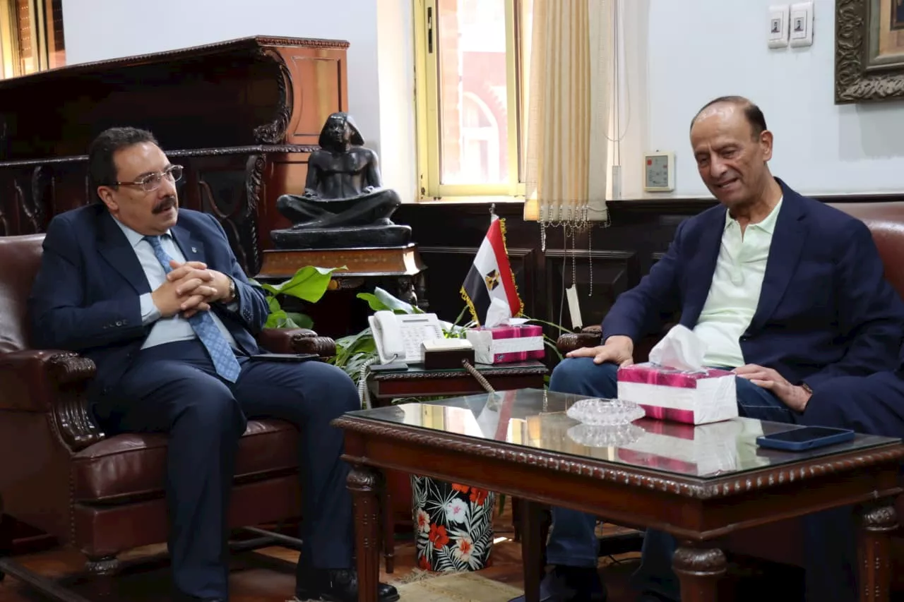 خبير أمريكي يزور جامعة الإسكندرية (2)