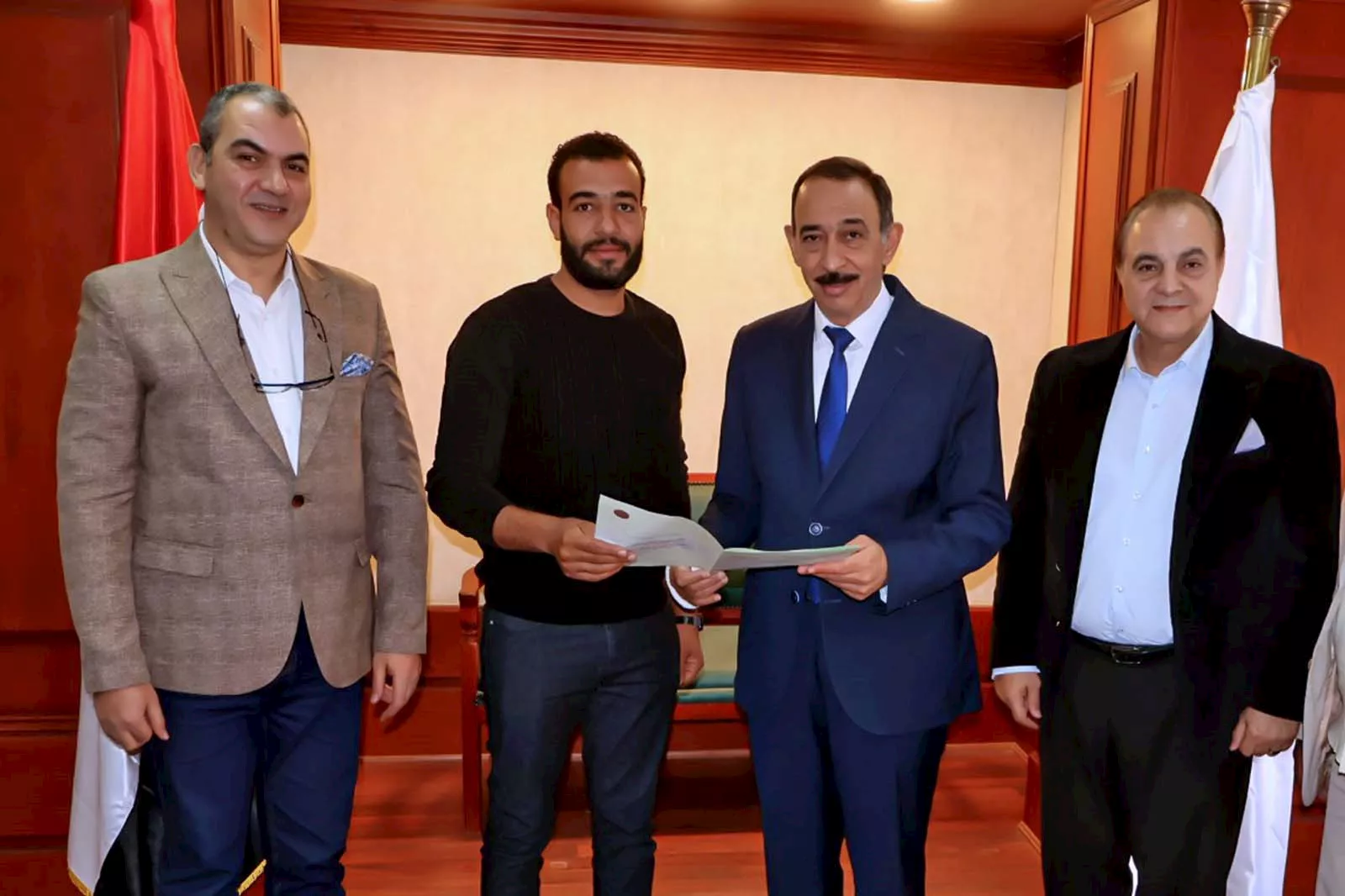 أحد المستفيدين من العقود ٢