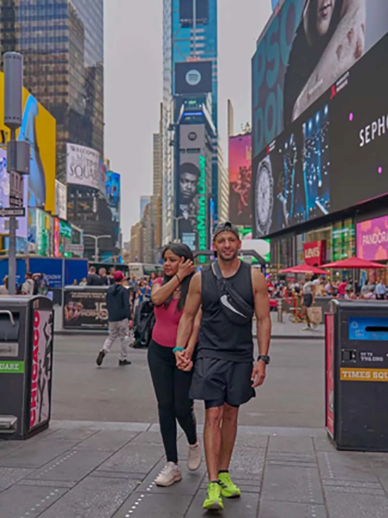 أسماء أبو اليزيد وزوجها يتجولان في شوارع نيويورك (2)