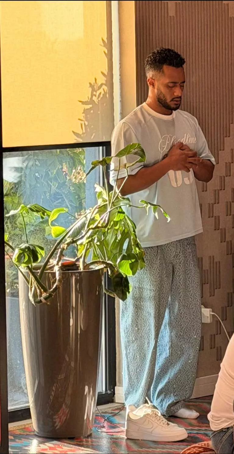 محمد-رمضان-يصلي-باحد-المطارات-(1)