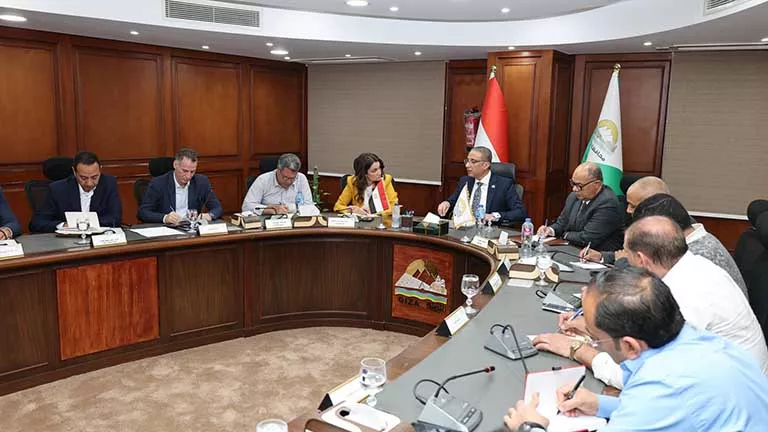 اجتماع محافظ الجيزة لرفع كفاءة منظومة النظافة بالأحياء