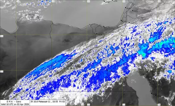 سحب وأتربة مثارة على بعض المناطق