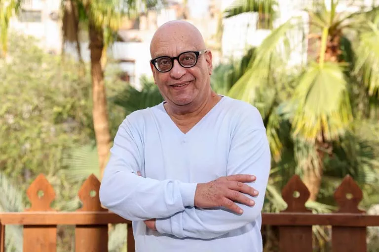 خيري بشارة تعرضت للهجوم بسبب فيلم إشارة مرور وآلمني وصفي بالجنون من صديق