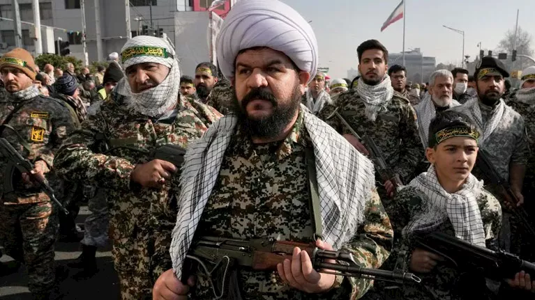 أفراد من قوات الباسيج شبه العسكرية الإيرانية يسيرون خلال عرض عسكري أقيم في العاصمة طهران_3