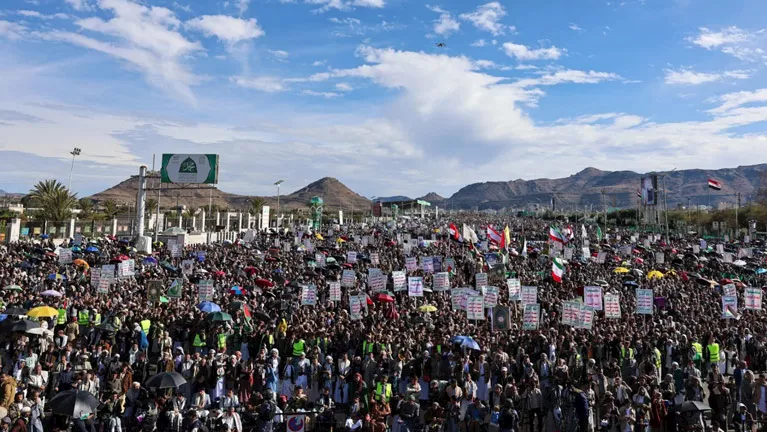 تظاهر أنصار الحوثيين تضامناً مع إيران، في ظل استمرار الصراع الأمريكي الإسرائيلي مع إيران_4