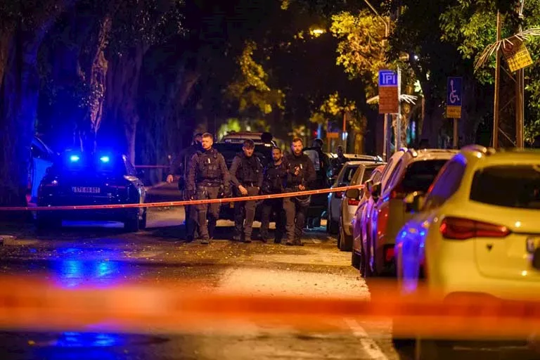 حضر المسعفون الأوائل إلى موقع سقوط وابل من الصواريخ الباليستية الإيرانية في الساعات الأولى من يوم 2 أبريل في تل أبيب_5