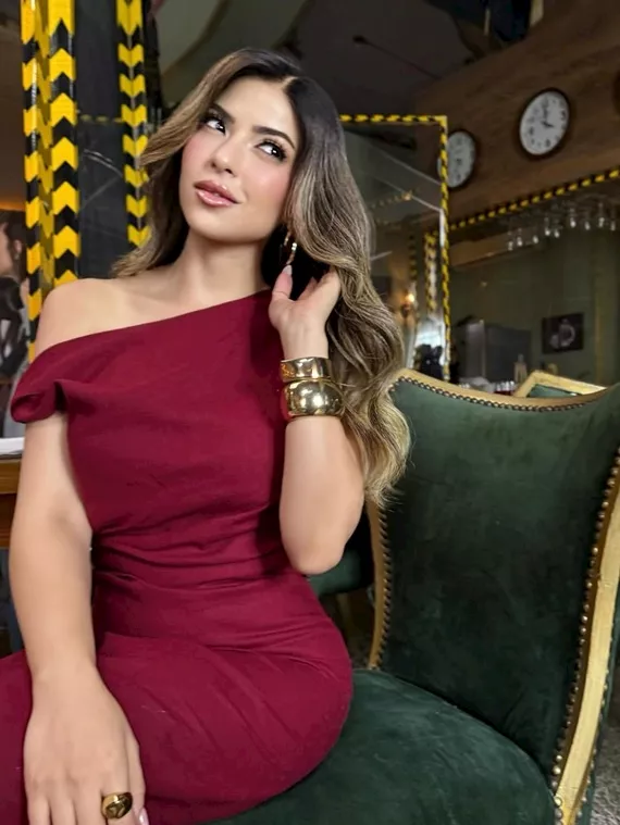 ميرنا جميل تتألق باللون البرجندي