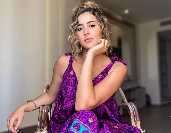 عائشة بن أحمد بلوك أحمر مميز وجذاب