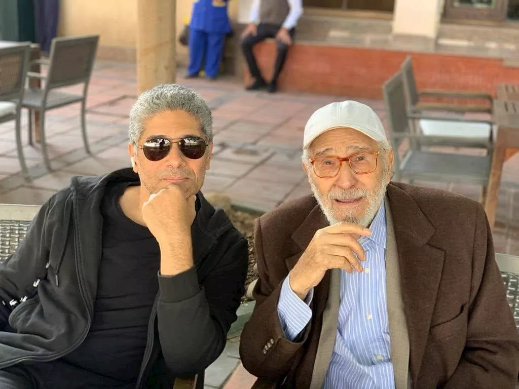 ليس جهاز تنفس.. نجل عبدالرحمن أبو زهرة يوضح حقيقة إصابة والده بـورم في الرئة_5