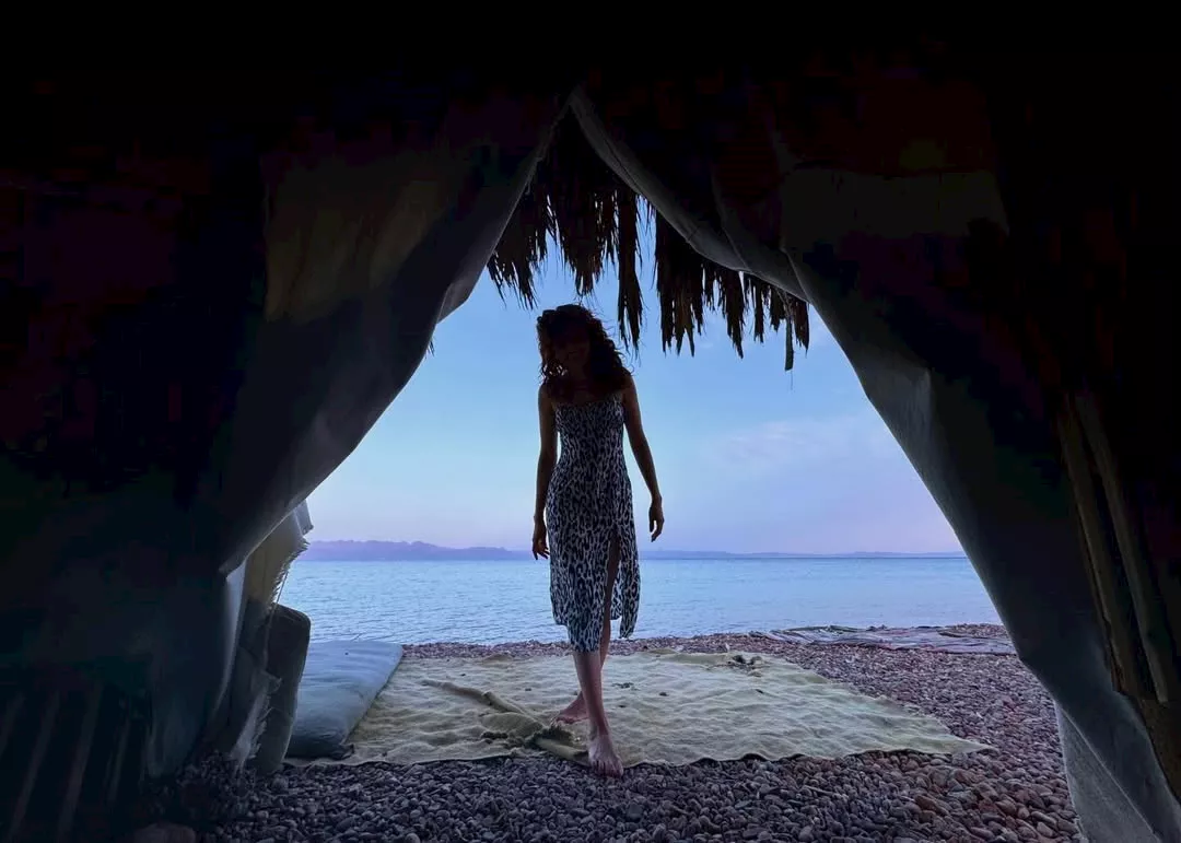 جيهان الشماشرجي توثق رحلتها بإحدى الدول الساحلية (2)