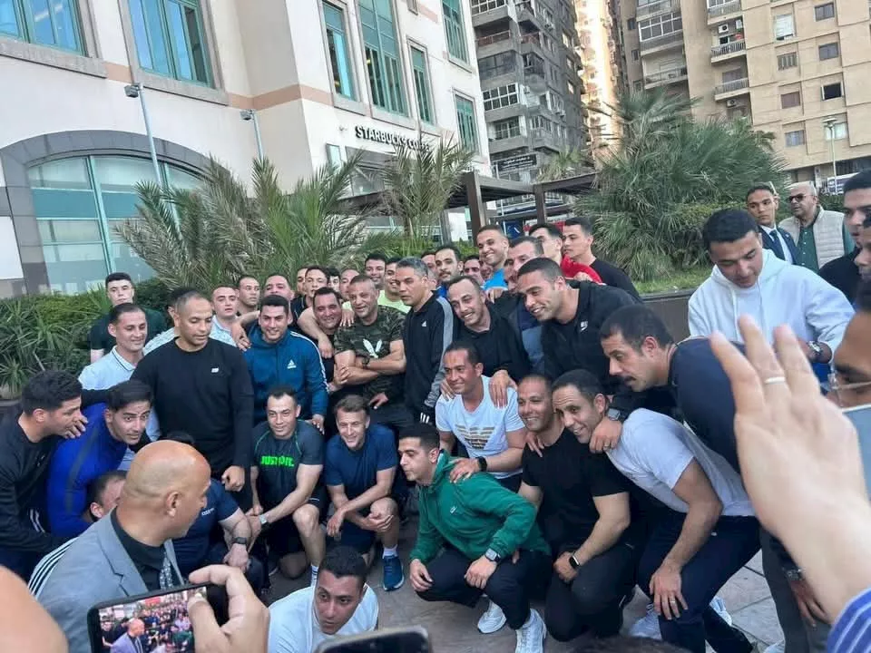 ماكرون يلتقط صورًا تذكارية مع عمال المطاعم