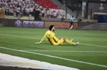 أصيب حارس مرمى الزمالك المهدي سليمان ليغادر المباراة ويدخل بدلا منه محمد عواد