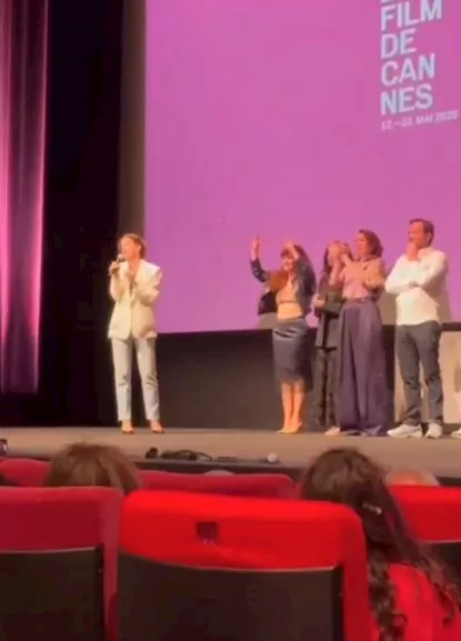 ليلى المراكشي تحتفل بعرض فيلمها توت الأرض في كان السينمائي